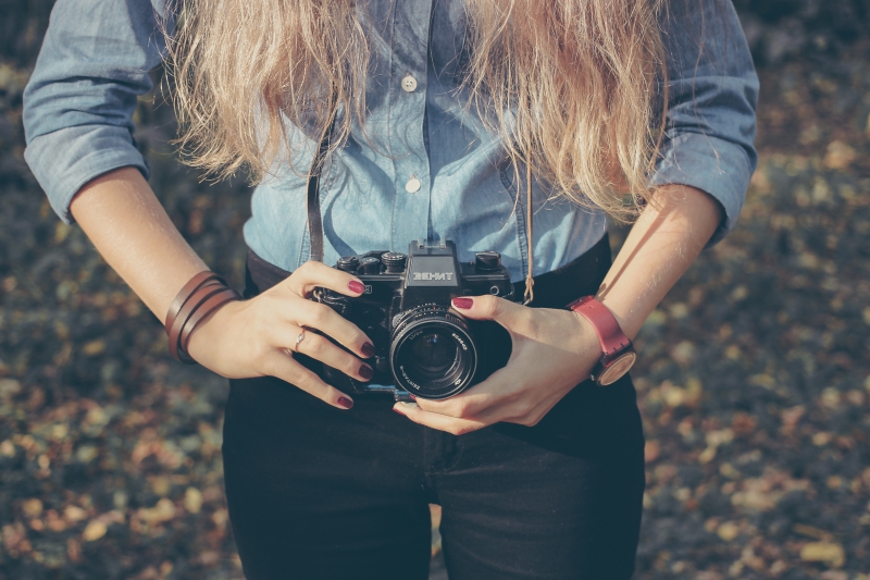 photographe-LA GAUDE-min_hand-person-girl-woman-camera-photography-614-pxhere.com